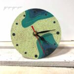 reloj sobre mesa de papel reciclado hecho a mano