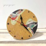 reloj sobre mesa de papel reciclado hecho a mano