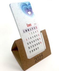 calendario artesanal creativo en papel reciclado 2025