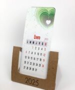 calendario artesanal creativo en papel reciclado 2025