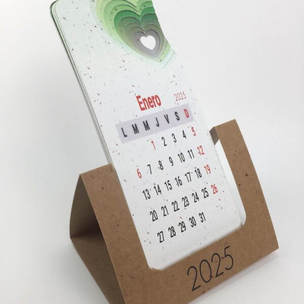 calendario artesanal creativo en papel reciclado 2025